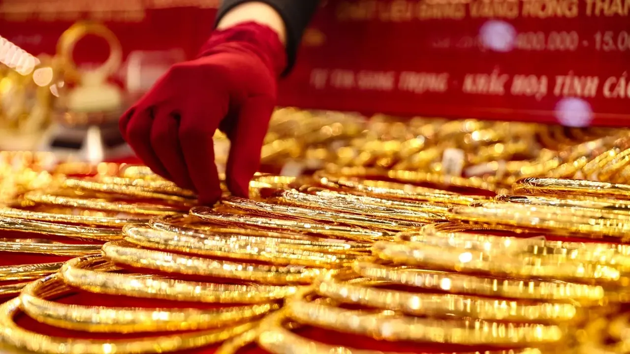 تباين ملحوظ بين ارتفاع الأسعار العالمية وانخفاض المحلية بقيمة 4 ملايين دونغ